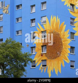 Casa di girasole, girasole e api su un grattacielo, artista Ulrich Allgaier, Wuppertal, Renania settentrionale-Vestfalia, Germania, Europa Foto Stock