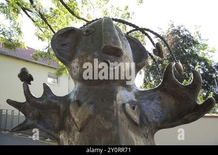 Scultura Large Woman di Carin Grudda 2012, arte astratta, arte moderna, viso, naso, orecchie, mani, dita, dettaglio, creatura mitica, fantasia, bronzo, sc Foto Stock