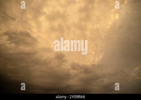 Temporale frontale, temporale, temporale, nuvole, temporale in avvicinamento, temporale drammatico, nuvole, atmosfera nuvolosa, Stoccarda, Baden-Wuerttemberg, Germania, euro Foto Stock