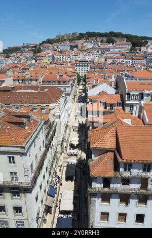 Vista aerea di uno stretto vicolo con edifici alti e tetti di tegole rosse in una città soleggiata, vista del castello, punto panoramico, Miraduoro Terracos do Carmo, vista di Foto Stock