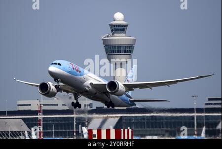 TUI Boeing 787 Dreamliner decollo all'aeroporto Schiphol di Amsterdam, Kaagbaan, 24/06, torre di controllo del traffico aereo, terminal, Paesi Bassi Foto Stock