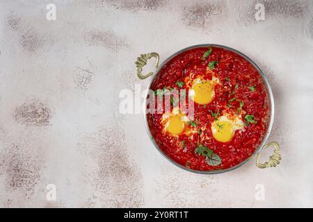 Shakshuka, colazione, uova fritte in salsa di pomodoro, con spezie ed erbe, fatte in casa, nessuno Foto Stock