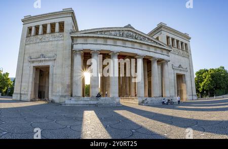 Propileo con Sun Star, porta della città a Koenigsplatz alla luce della sera, Kunstareal Monaco di Baviera, Monaco di Baviera, Baviera, Germania, Europa Foto Stock