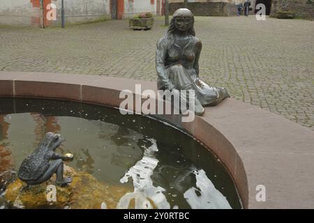 Fontana da favola con sculture del re rana e della principessa, fiaba, rana, fontana, piazza del mercato, Steinau an der Strasse, Spessart, H Foto Stock