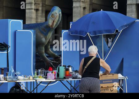Modello di Plateosaurus con mercato delle pulci sul cartello di Bochum sulla piazza del municipio, Dino City III, Bochum, regione della Ruhr, Renania settentrionale-Vestfalia, Germania, EUR Foto Stock