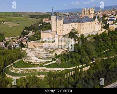 Castello storico su una collina con molte torri, circondato da aree verdi e mura, vista aerea con ampia vista panoramica, vista aerea, Alcazar, Alcazar, Foto Stock