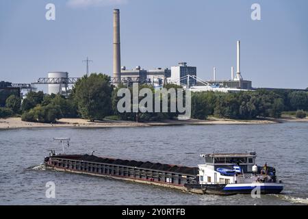 Traffico marittimo sul Reno vicino a Duesseldorf, cargo Christa, carico di carbone per le centrali elettriche, sullo sfondo lo stabilimento di Lausward CHP, un co Foto Stock