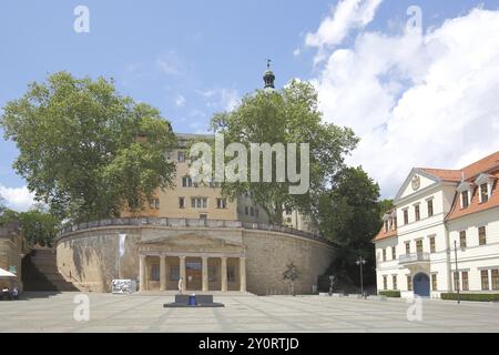 Piazza del mercato con vecchia casa di guardia e centro informazioni turistiche con portici e colonne, Castello di Sondershausen, Turingia, Germania, Europa Foto Stock