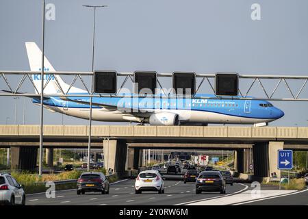 Aeroporto Schiphol di Amsterdam, aeromobili KLM Boeing 737 sulla strada di rullaggio, ponte sull'autostrada A4, collegamento dalla pista Polderbaan al terminal Foto Stock