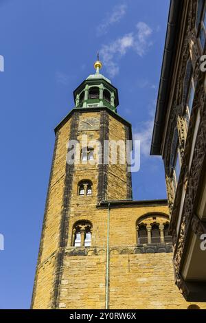 La chiesa romanica (menzionata per la prima volta nel 1151) ha pregevoli vetrate della metà del XIII secolo e un organo Schuke (ricostruito) del 1970, Marktkirc Foto Stock