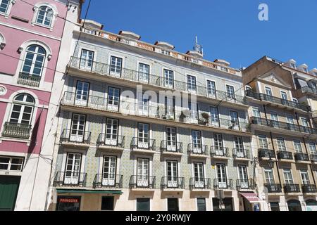 Facciata di una città vecchia con edifici a più piani e balconi sotto un cielo limpido, casa con piastrelle, azulejos, Rua da Misericordia, Chiado Foto Stock