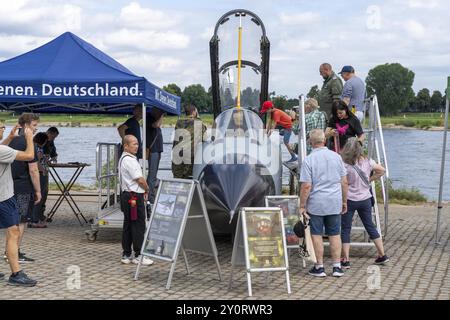 Bundeswehr alla giornata della Renania settentrionale-Vestfalia a Colonia, informazioni e reclutamento, modello di cabina di pilotaggio di un caccia Tornado, visitatori, Renania settentrionale Foto Stock