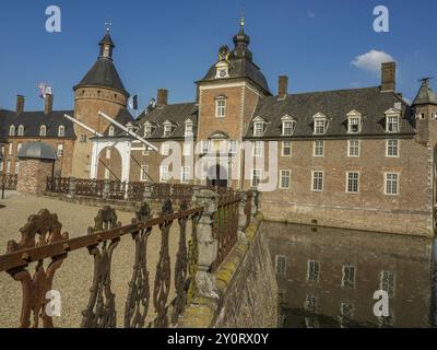 Un grande castello su un fossato con un suggestivo ponte e torri in condizioni di sole, Anholt, Renania settentrionale-Vestfalia, Germania, Europa Foto Stock