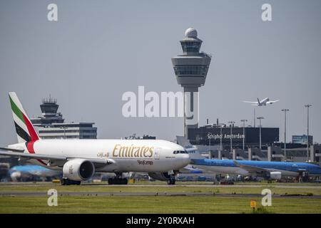 Emirates Skycargo Boeing 777, aeromobile all'aeroporto Schiphol di Amsterdam, sulla strada di rullaggio per il decollo sull'Aalsmeerbaan, 18L/36R, controllo del traffico aereo per Foto Stock