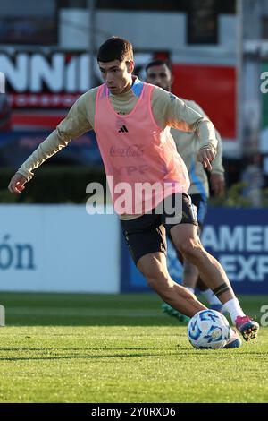 L'attaccante argentino Matias Soule guarda durante una sessione di allenamento a Ezeiza, provincia di Buenos Aires, il 3 settembre 2024, in vista delle partite di qualificazione ai Mondiali 2026 contro il Cile. Foto Stock