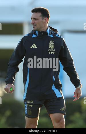 Il capo-allenatore dell'Argentina Lionel Scaloni gesta durante una sessione di allenamento a Ezeiza, provincia di Buenos Aires, il 3 settembre 2024, in vista delle partite di qualificazione ai Mondiali 2026 contro il Cile. Foto Stock