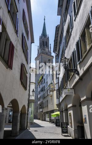 Ammira attraverso la Kugelgasse la chiesa di San Lorenzo, il quartiere dei monasteri, la storica città vecchia di Sankt Gallen, il cantone di San Gallo, Svizzera, E. Foto Stock