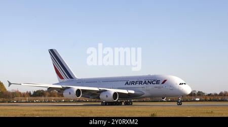 Amburgo, 30 ottobre 2009, il primo Airbus A 380 consegnato ad Air France decolla dallo stabilimento Airbus di Amburgo, Amburgo, Germania, Europa Foto Stock