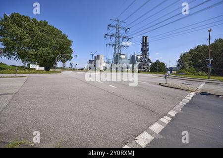 Incrocio stradale e centrale elettrica di Moorburg con pilone ad alta tensione nel distretto di Moorburg, città libera e anseatica di Amburgo, città anseatica, Foto Stock