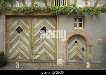 Tor Tor Tor giallo e porta d'ingresso su una casa a graticcio costruita nel 1550 con data e vite, iscrizione, idillio, facciata della casa, Fischergasse, Karlstadt, Foto Stock