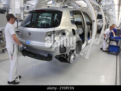 Wolfsburg, 08.03.2010, lavoratori VW, produzione della Volkswagen Tiguan, Wolfsburg, Germania, Europa Foto Stock