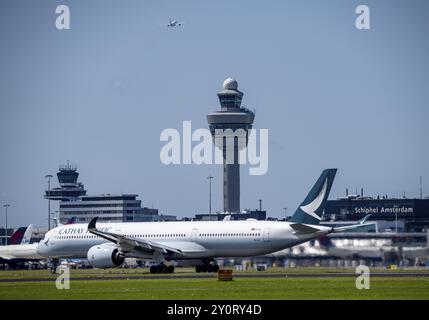 Aeromobili all'aeroporto Schiphol di Amsterdam, decollo su Aalsmeerbaan, 18L/36R, Cathay Pacific Airbus A350-1041, torre di controllo del traffico aereo, terminal, Foto Stock