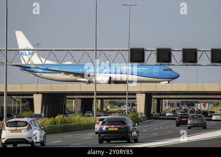 Aeroporto Schiphol di Amsterdam, aeromobili KLM Boeing 737 sulla strada di rullaggio, ponte sull'autostrada A4, collegamento dalla pista Polderbaan al terminal Foto Stock