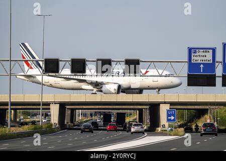 Aeroporto Schiphol di Amsterdam, aeromobili Airbus A320 di Air France sulla strada di rullaggio, ponte sull'autostrada A4, collegamento dalla pista Polderbaan alla Foto Stock