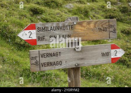 I cartelli in legno segnano i percorsi escursionistici in una zona di montagna, Alpi, Austria, Europa Foto Stock