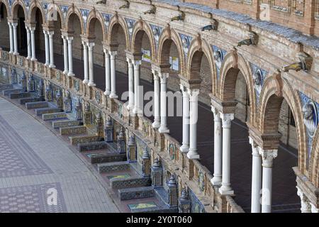 Colonnato e panchine piastrellate del padiglione in Plaza de Espana a Siviglia, Andalusia, Spagna, Europa Foto Stock