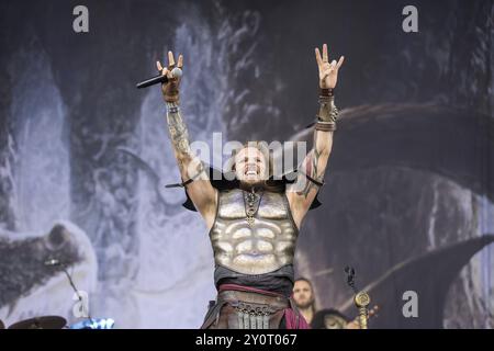 Captain Feuerschwanz, cantante della band Feuerschwanz, mostra il saluto metal al Wacken Open Air di Wacken. Il tradizionale festival del metal prende il p Foto Stock