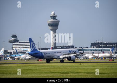 Anadolujet Airbus A321, aeromobili che atterrano all'aeroporto Schiphol di Amsterdam, Buitenveldertbaan, 09/27, torre di controllo del traffico aereo, terminal, Paesi Bassi Foto Stock