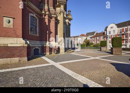 Facciata con lapide commemorativa a Ernst Georg Sonnin, il costruttore della chiesa principale di St Michaelis, Michel, cimitero ed edifici residenziali nella Foto Stock