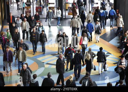 Berlino, 02.10.10.10, clienti del centro commerciale Alexa, Berlino, Germania, Europa Foto Stock