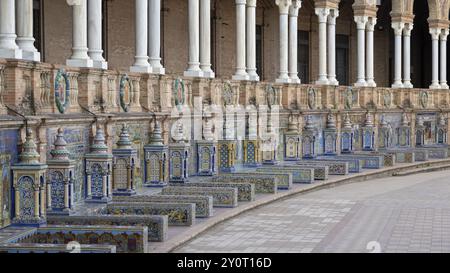 Colorate azulejos, colonnato e panchine piastrellate del padiglione in Plaza de Espana a Siviglia, Andalusia, Spagna, Europa Foto Stock