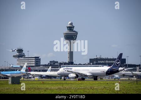 Aereo all'aeroporto Schiphol di Amsterdam, decollo su Aalsmeerbaan, 18L/36R, Lufthansa Airbus A321-231, torre di controllo del traffico aereo, terminal, Nethe Foto Stock