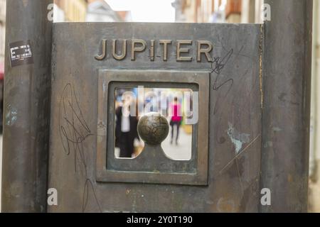 Altstadt il sentiero del pianeta di Goettingen è una replica del sole e dei nove pianeti che lo orbitano su una scala di 1:2 miliardi. A dire il vero, CE ne sono solo di eigh Foto Stock