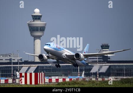 TUI Boeing 787 Dreamliner decollo all'aeroporto Schiphol di Amsterdam, Kaagbaan, 24/06, torre di controllo del traffico aereo, terminal, Paesi Bassi Foto Stock