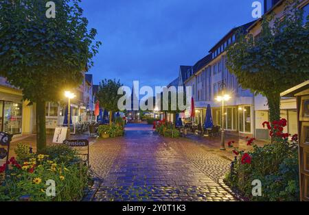 La città di Bodenwerder a Muenchhausen di notte. Grande strada nel centro storico, con case in legno e lastricati. Bodenwerder, Weserbergla Foto Stock