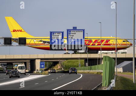 Aeroporto Schiphol di Amsterdam, aeromobile DHL Cargo sulla strada di rullaggio, ponte sull'autostrada A4, collegamento dalla pista Polderbaan al terminal, Net Foto Stock