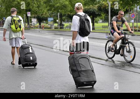 Turisti con valigie su ruote Foto Stock