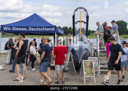 Bundeswehr alla giornata della Renania settentrionale-Vestfalia a Colonia, informazioni e reclutamento, modello di cabina di pilotaggio di un caccia Tornado, visitatori, Renania settentrionale Foto Stock