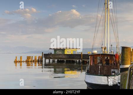 Cottage sul molo, barca a vela, Langenargen, lago di Costanza Baden-Wuerttemberg, Germania, Europa Foto Stock