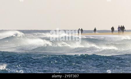 Destinazione Spagna, nuoto nel mare, viaggi, vacanze, sole e divertimento in spiaggia, spiaggia di sabbia bianca, vento fresco, sensazione di vacanza, escursioni in riva al mare, Foto Stock