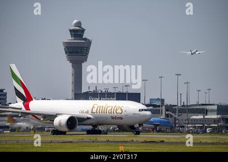 Emirates Skycargo Boeing 777, aeromobile all'aeroporto Schiphol di Amsterdam, sulla strada di rullaggio per il decollo sull'Aalsmeerbaan, 18L/36R, controllo del traffico aereo per Foto Stock