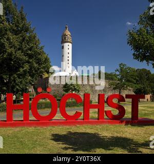 Scritta rossa Hoechst di fronte a Hoechster Schloss o Altes Schloss Hoechst, Francoforte-Hoechst, Francoforte sul meno, Assia, Germania, Europa Foto Stock