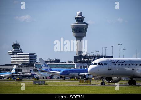 Aeromobile all'aeroporto Schiphol di Amsterdam, sulla strada di rullaggio per il decollo sulla Aalsmeerbaan, 18L/36R, Air Astana Airbus A321, torre di controllo del traffico aereo, t Foto Stock