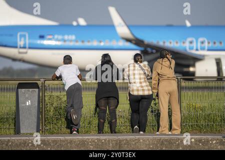 Aereo KLM dopo l'atterraggio all'aeroporto Schiphol di Amsterdam, Polderbaan, 18R/36L, punto di osservazione, spettatori alla pista, Paesi Bassi Foto Stock