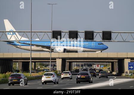 Aeroporto Schiphol di Amsterdam, aeromobili KLM Boeing 737 sulla strada di rullaggio, ponte sull'autostrada A4, collegamento dalla pista Polderbaan al terminal Foto Stock