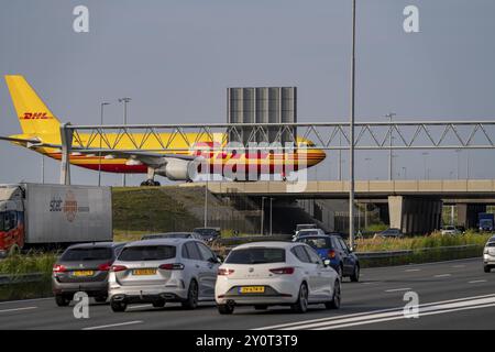 Aeroporto Schiphol di Amsterdam, aeromobile DHL Cargo sulla strada di rullaggio, ponte sull'autostrada A4, collegamento dalla pista Polderbaan al terminal, Net Foto Stock